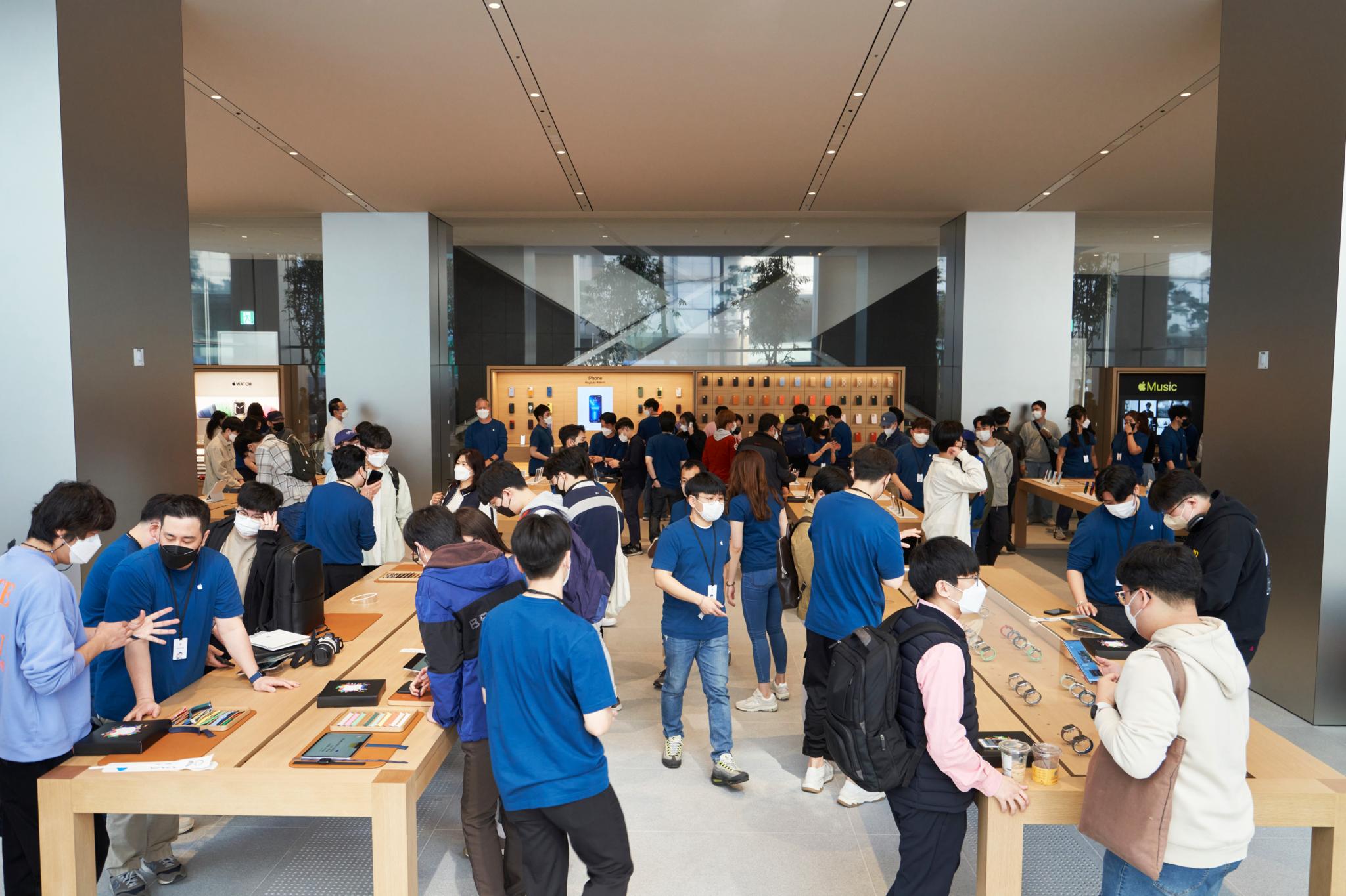 Apple Myeongdong Opening Day Interior