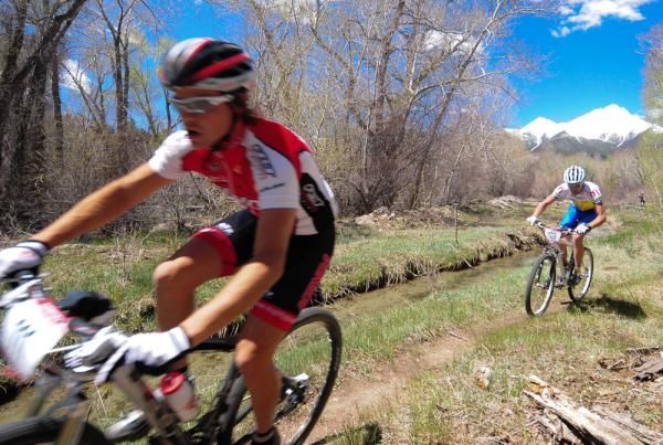 Andy Schultz (Kenda Felt) riding along the creek.