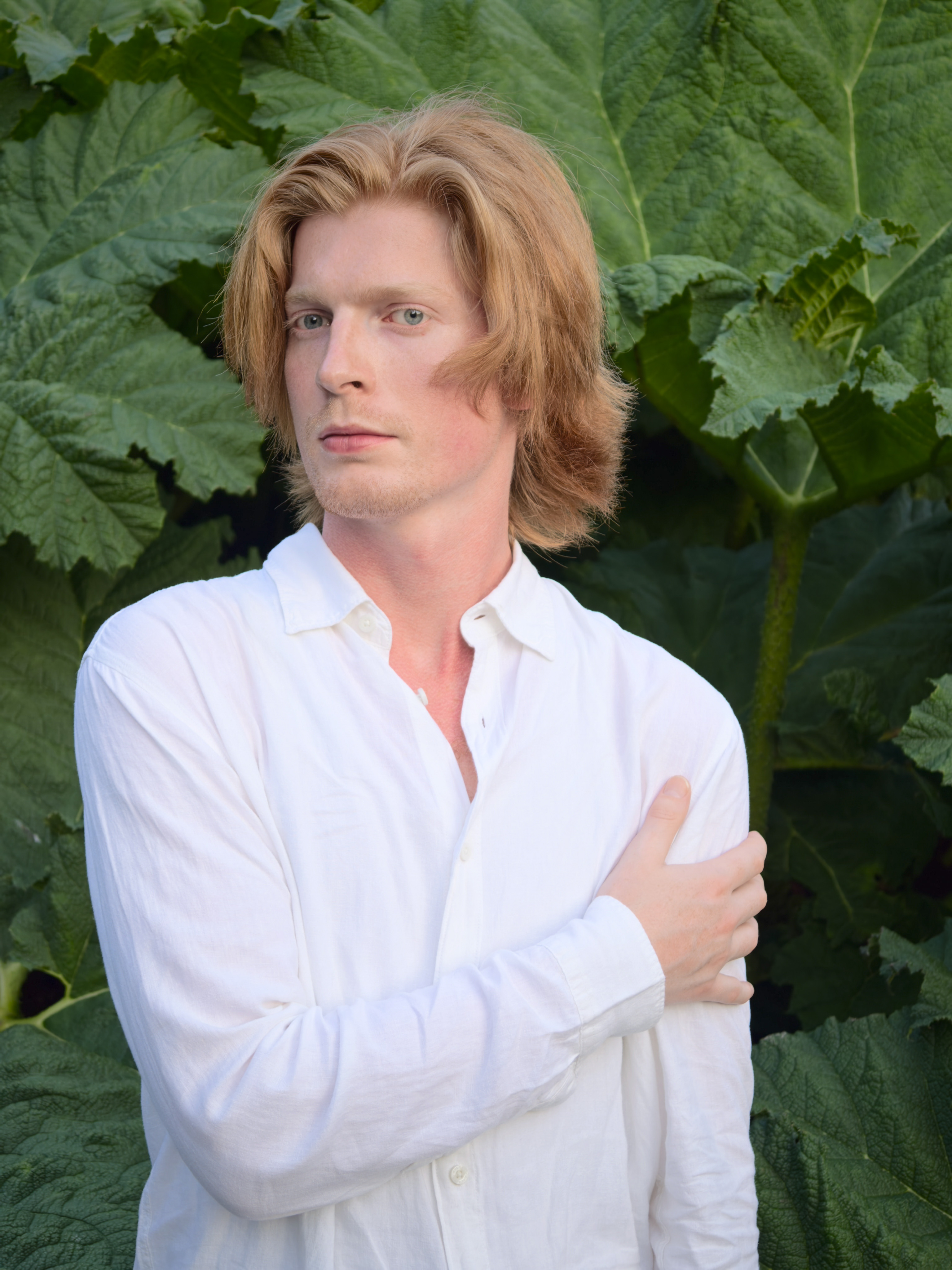 Oppo Find X8 Ultra phone sample image: redheaded made model in white shirt, in front or flora