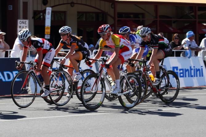 Rochelle Gilmore (Wiggle Honda) and Kimberley Wells (Specialized - Securitor) were always close together in the bunch