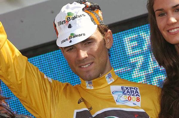 Alejandro Valverde (Caisse d'Epargne) salutes in the gold jersey