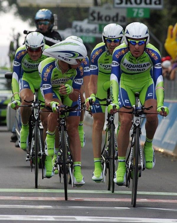 Liquigas crosses the finish in 8th place.