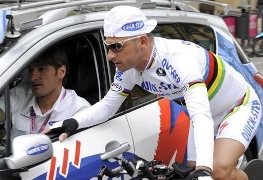 World champion Paolo Bettini (Quick Step) has a few words with his directeur sportif.