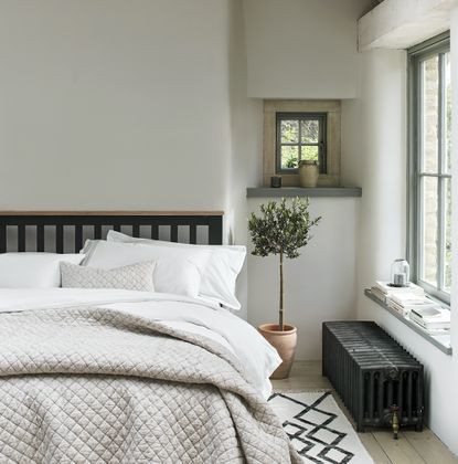 farmhouse bedrooms with layered bedding and accessories