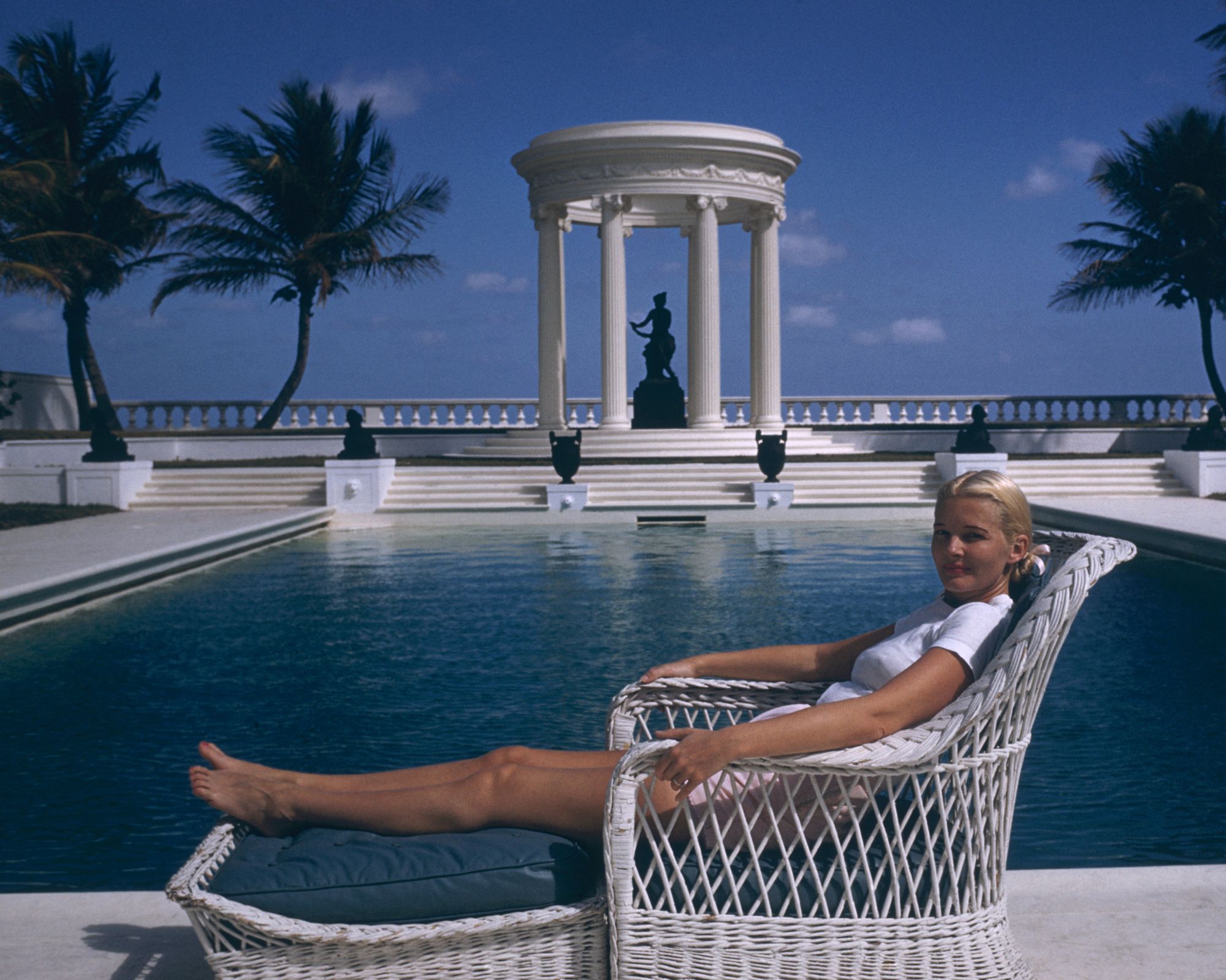 CZ guest at her pool