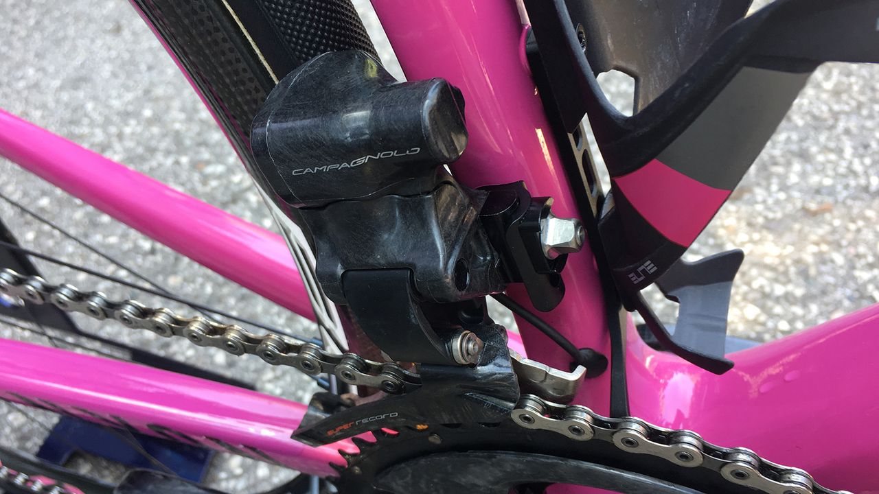 Carapaz's bikes use Campagnolo Super Record EPS 12-speed groupset components