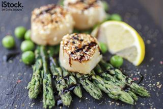 Fried scallop with sesame seeds, balsamic sauce and asparagus by La Vanda