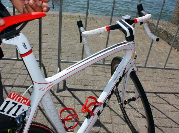 The slightly kinked top tube carries on Look's recent design language.