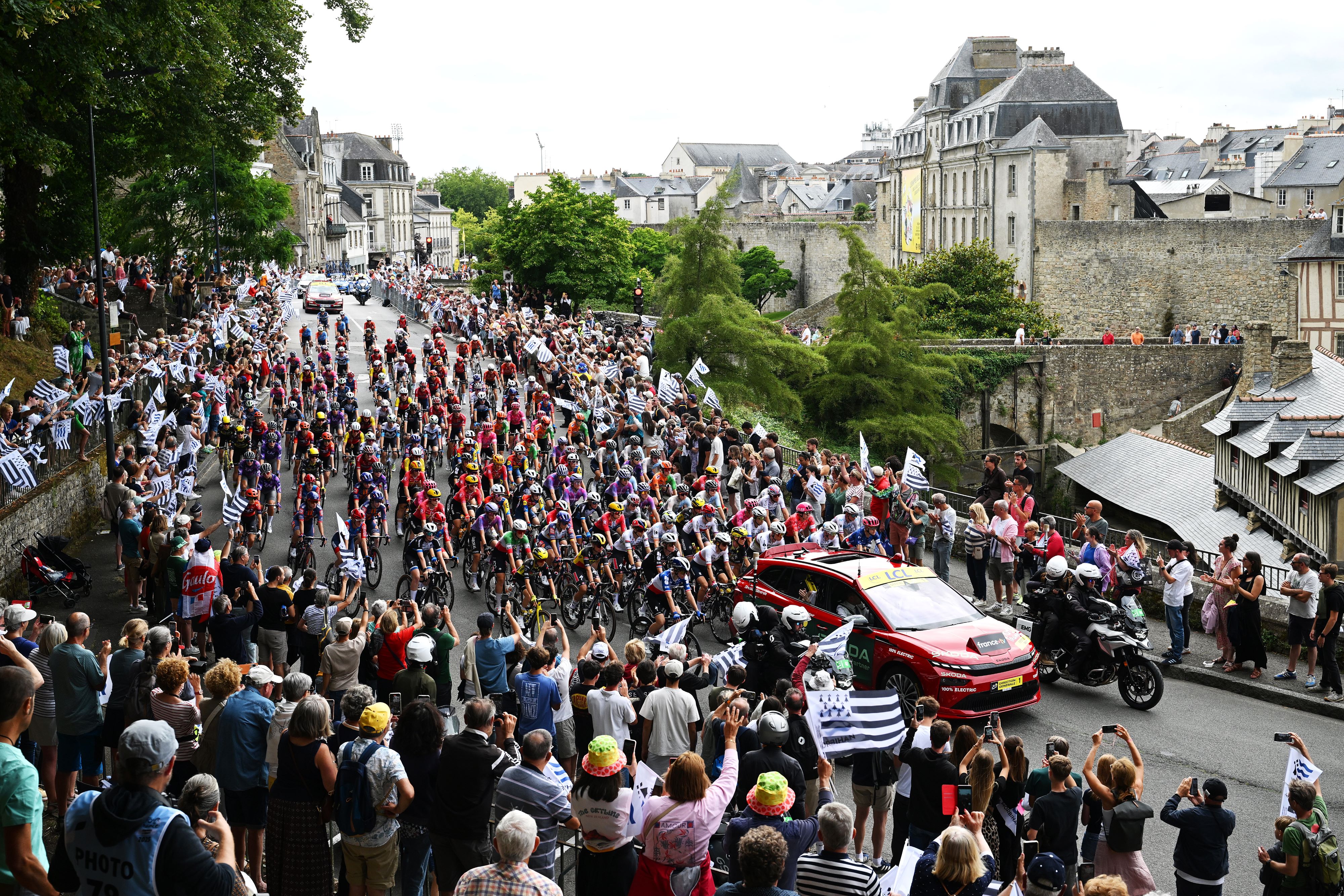 Tour de France Femmes stage 1 LIVE - Early break caught as GC teams control pace 