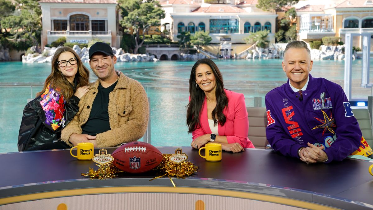 Drew Barrymore, Ross Mathews host guests Tony Romo, Tracy Wilson during Vegas version of &#039;Drew Barrymore.&#039;