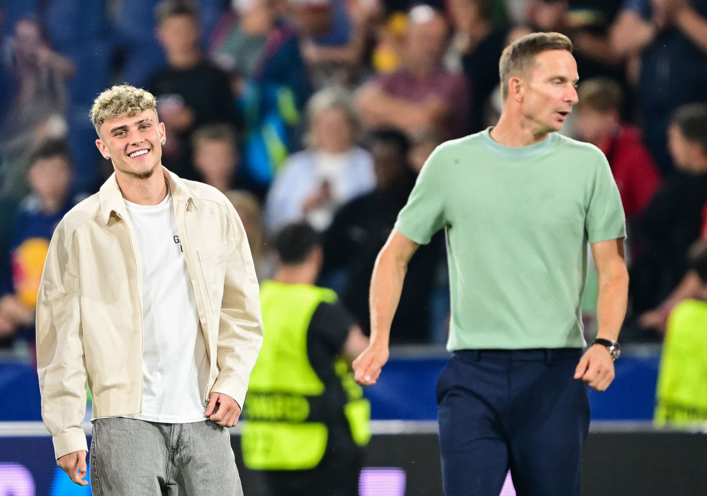 Bobby Clark of FC Salzburg (L) and Pepijn Lijnders, head coach of FC Salzburg, walk on the pitch after the UEFA Champions League play-offs second Leg match between FC Salzburg and Dynamo Kyiv at Red Bull Arena on August 27, 2024 in Salzburg, Austria.