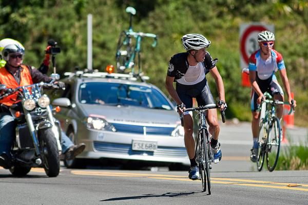 Pure Black Racing's Scott Lyttle throws a look back at Jayco AIS rider Patrick Lane as he sprints for the KOM points atop Rimutaka Hill.