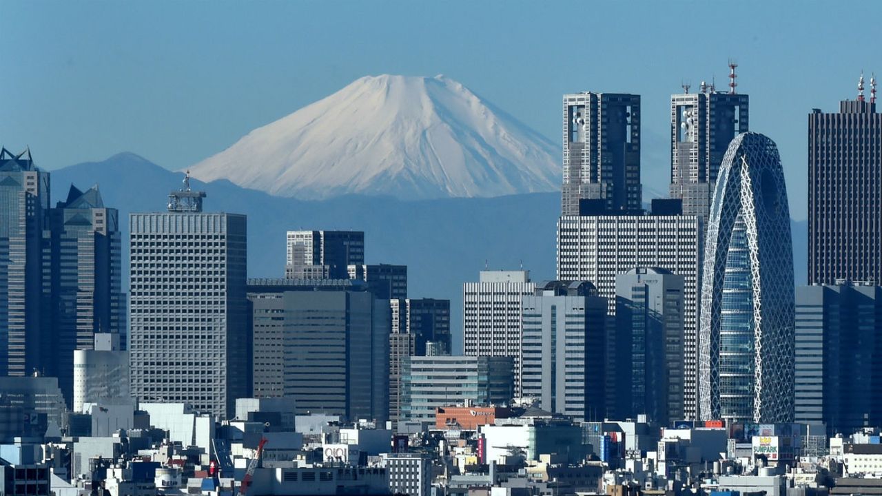 Tokyo&amp;#039;s financial sector in the shadow of Mount Fuji