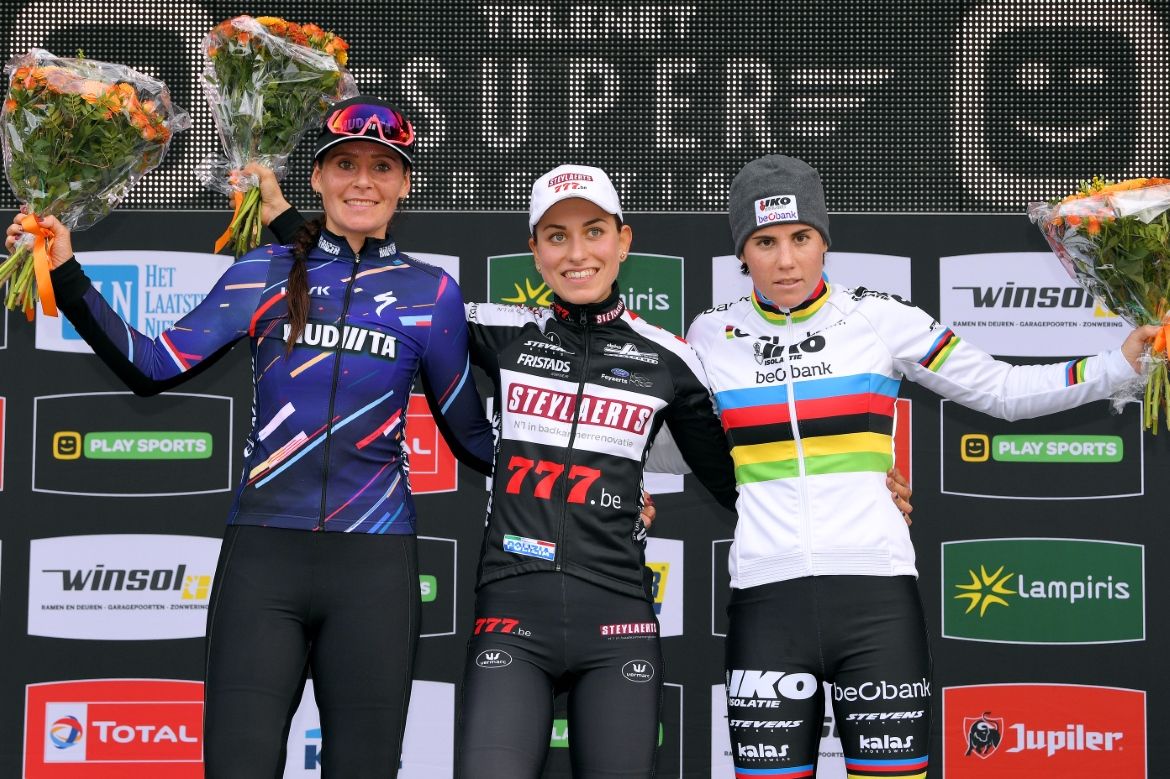 Nikki Brammeier, Alice Maria Arzuffi and Sanne Cant on the podium