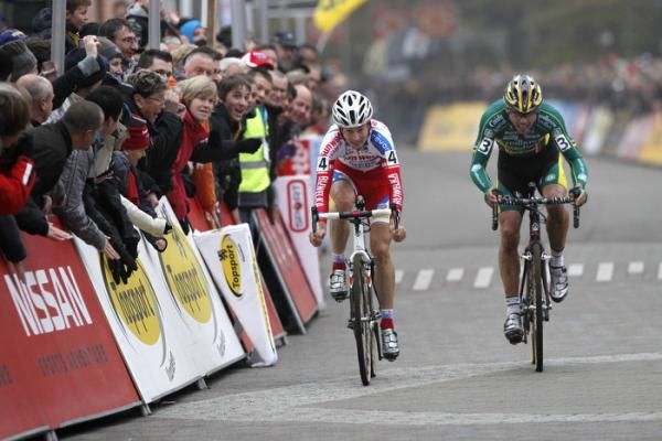 Kevin Pauwels (Sunweb Revor) was quicker to the line than Sven Nys (Landbouwkrediet)