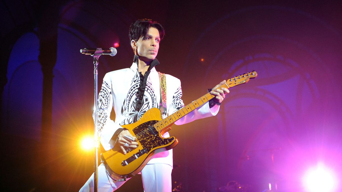 US singer Prince performs on October 11, 2009 at the Grand Palais in Paris. Prince has decided to give two extra concerts at the Grand Palais titled &quot;All Day/All Night&quot; after he discovered the exhibition hall during Karl Lagerfeld&#039;s Chanel fashion show