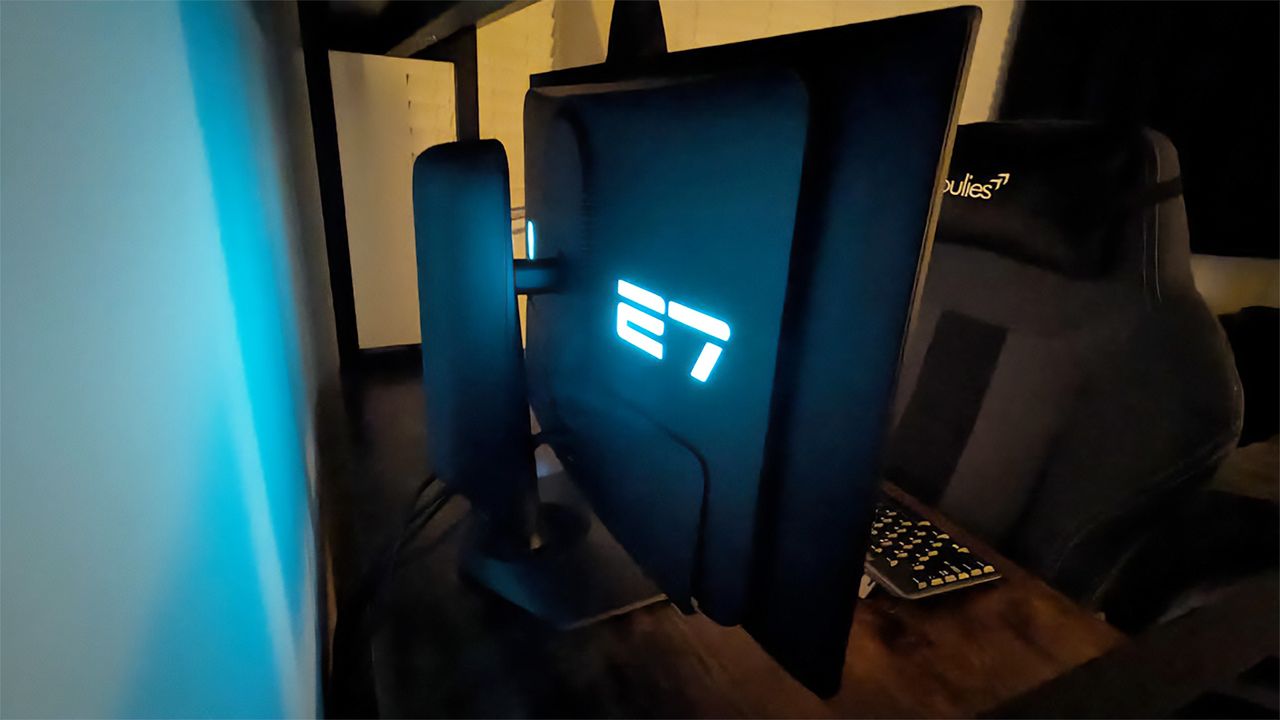 Alienware AW2725DF backside lighting on monitor.