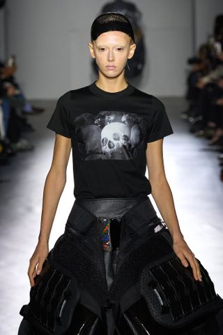 Schwarzes Grafik-T-Shirt von Junya Watanabe auf der Pariser Modewoche Frühling Sommer 2025