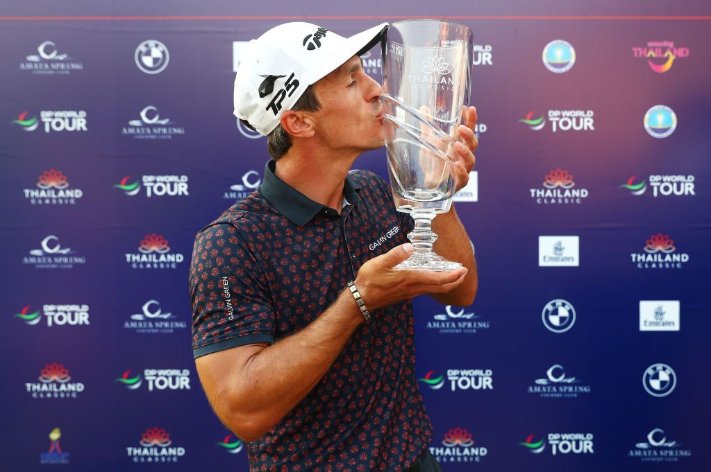 Thjorborn Olesen kissing Thailand Classic trophy