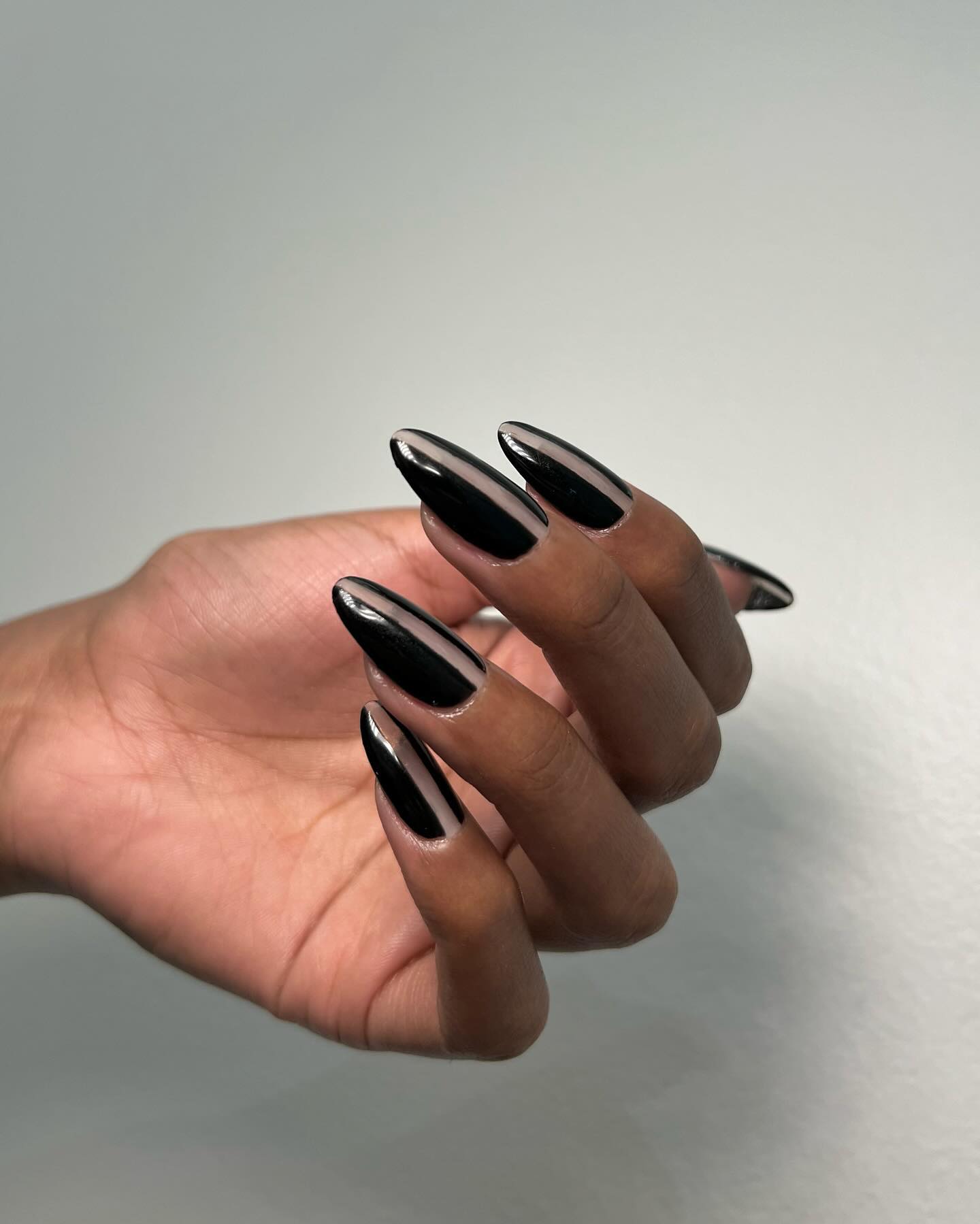 colori classici per unghie manicure nera