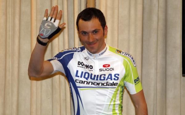 Ivan Basso (Liquigas-Cannondale) salutes the crowds in Milan.