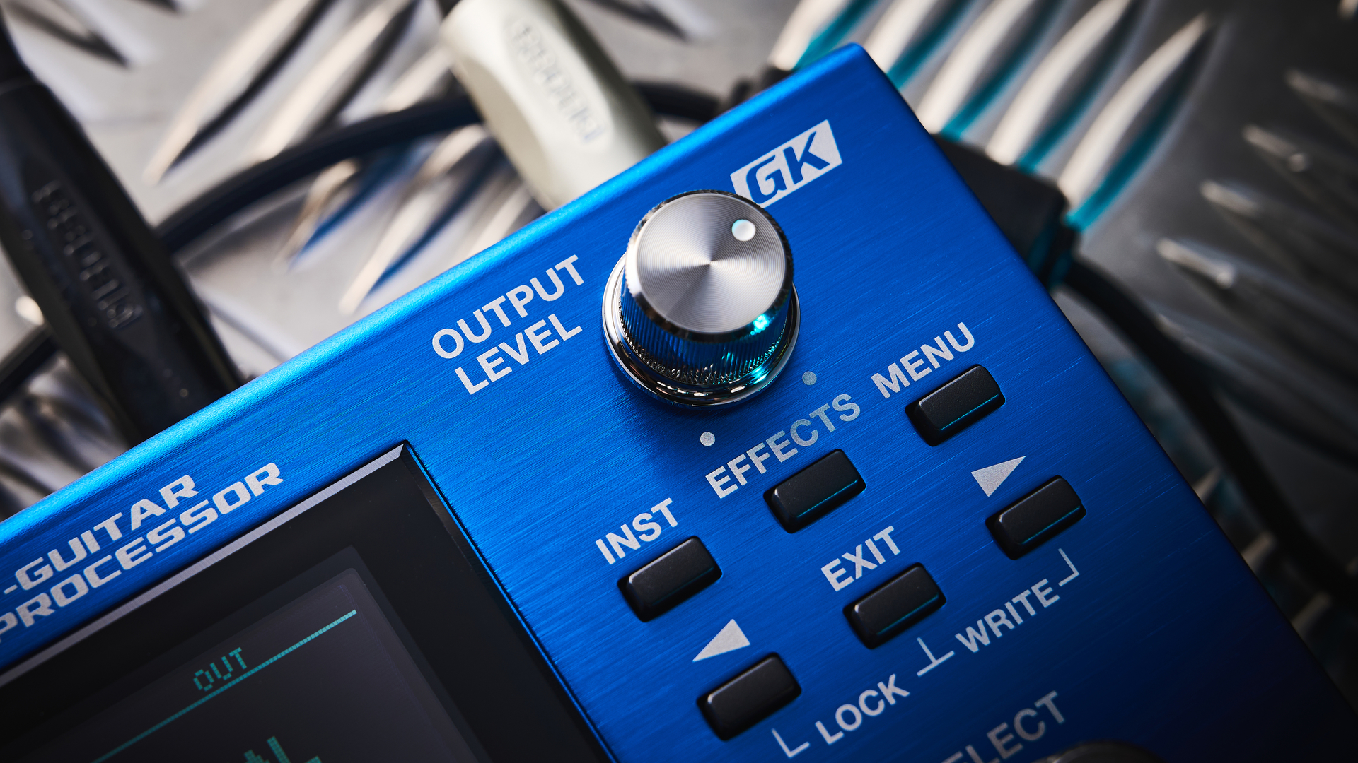 The output level knob of the Boss VG-800 guitar processor pedal