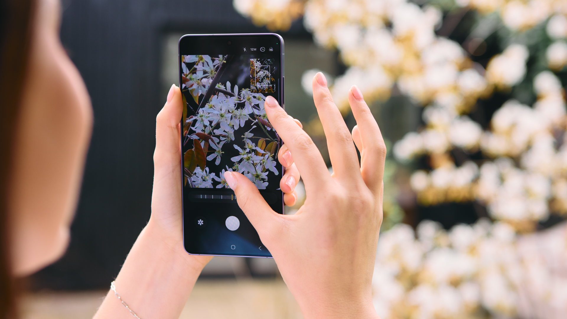 Taking a photo with the Samsung Galaxy S26 Ultra