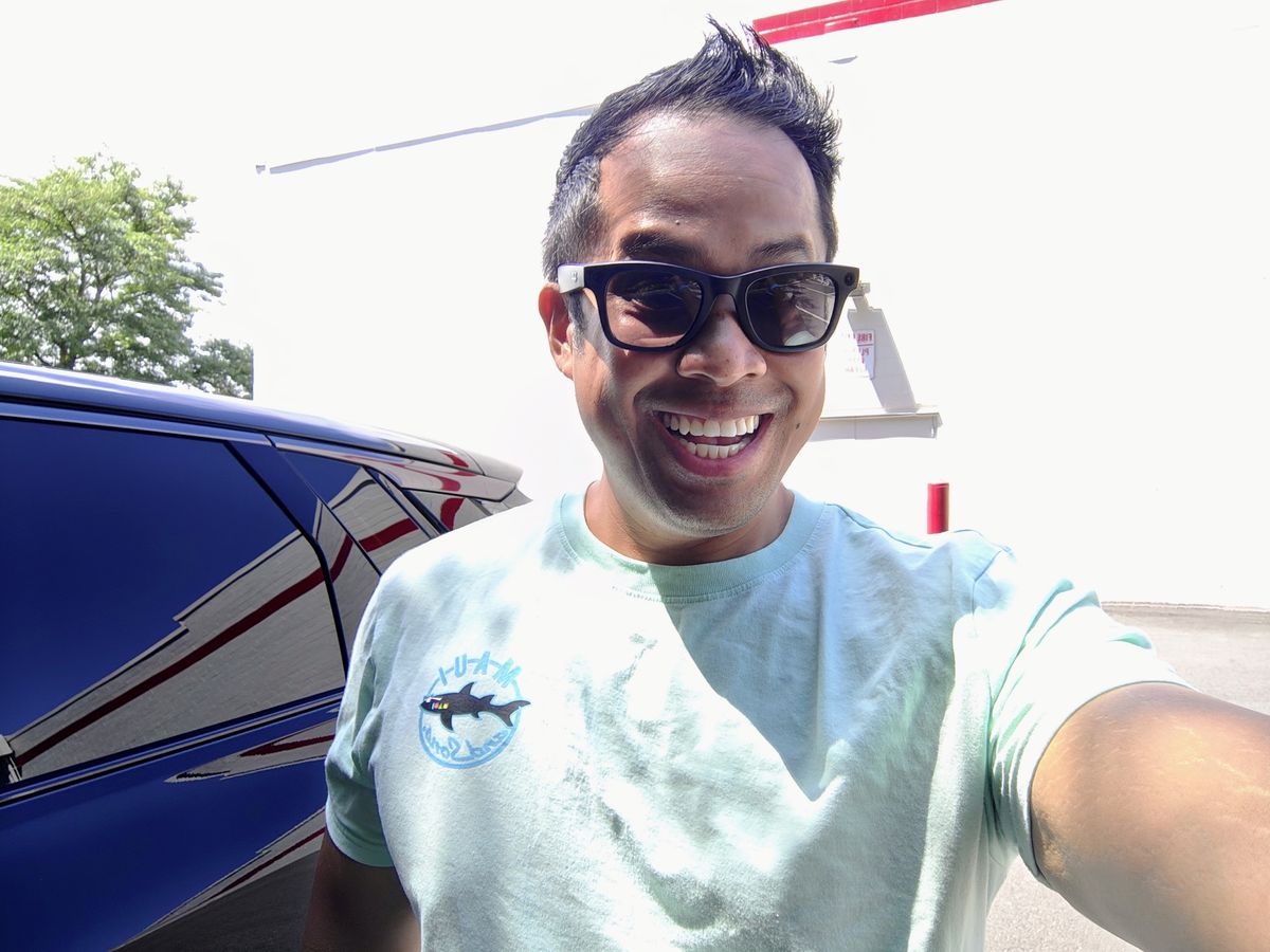 Motorola Razr Plus 2024 selfie sample.