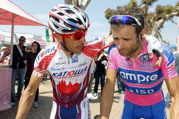 Joaquim Rodriguez talks to Michele Scarponi