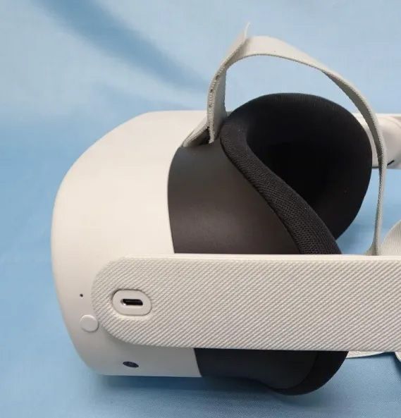 Leaked images of the Meta Quest 3s from user dpxl on arca.live