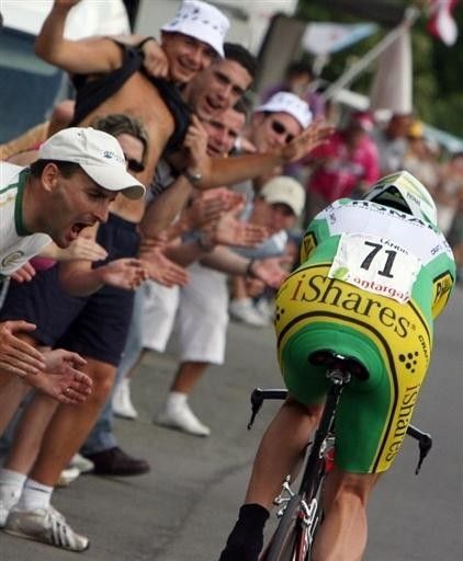 Floyd Landis (Phonak) gets encouragement as he tackles the TT