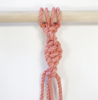 How to macrame a half knot