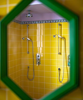 Hôtel Les Deux Gares in Paris double showerhead in bathroom