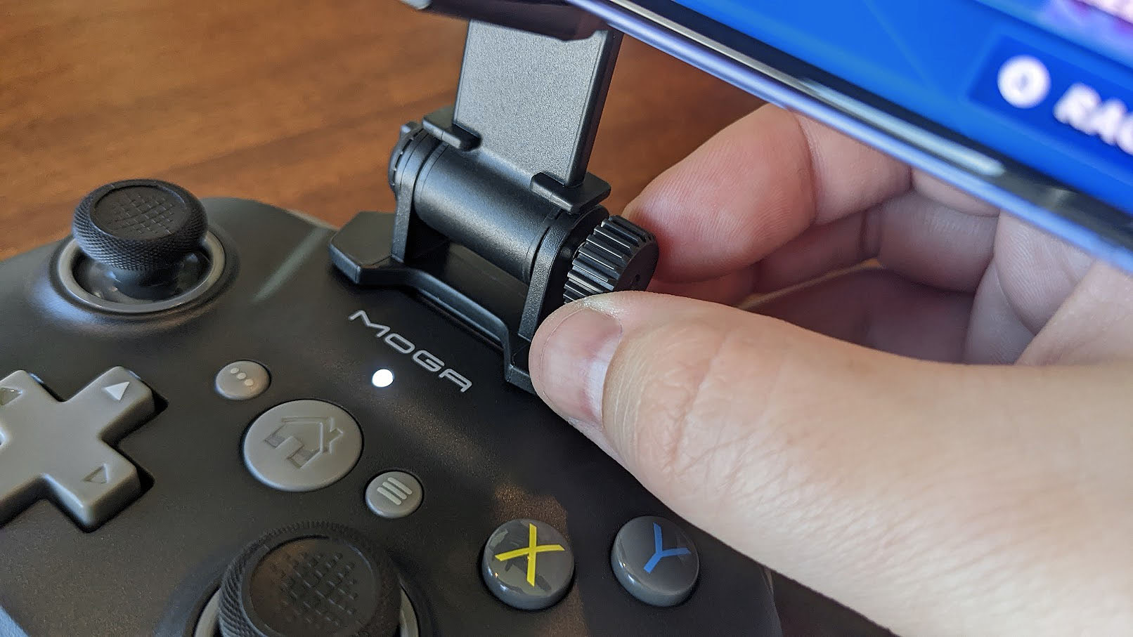 Turning the Screw for Adjusting the iPhone Mount on the PowerA MOGA XP5-i plus