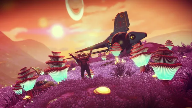 Explorador en un planeta alienígena colorido en No Man’s Sky, rodeado de plantas luminosas y flora de tonos púrpura bajo un cielo anaranjado. Al fondo, una nave espacial está aterrizada mientras el sol brilla en el horizonte, creando una atmósfera de ciencia ficción y aventura espacial.