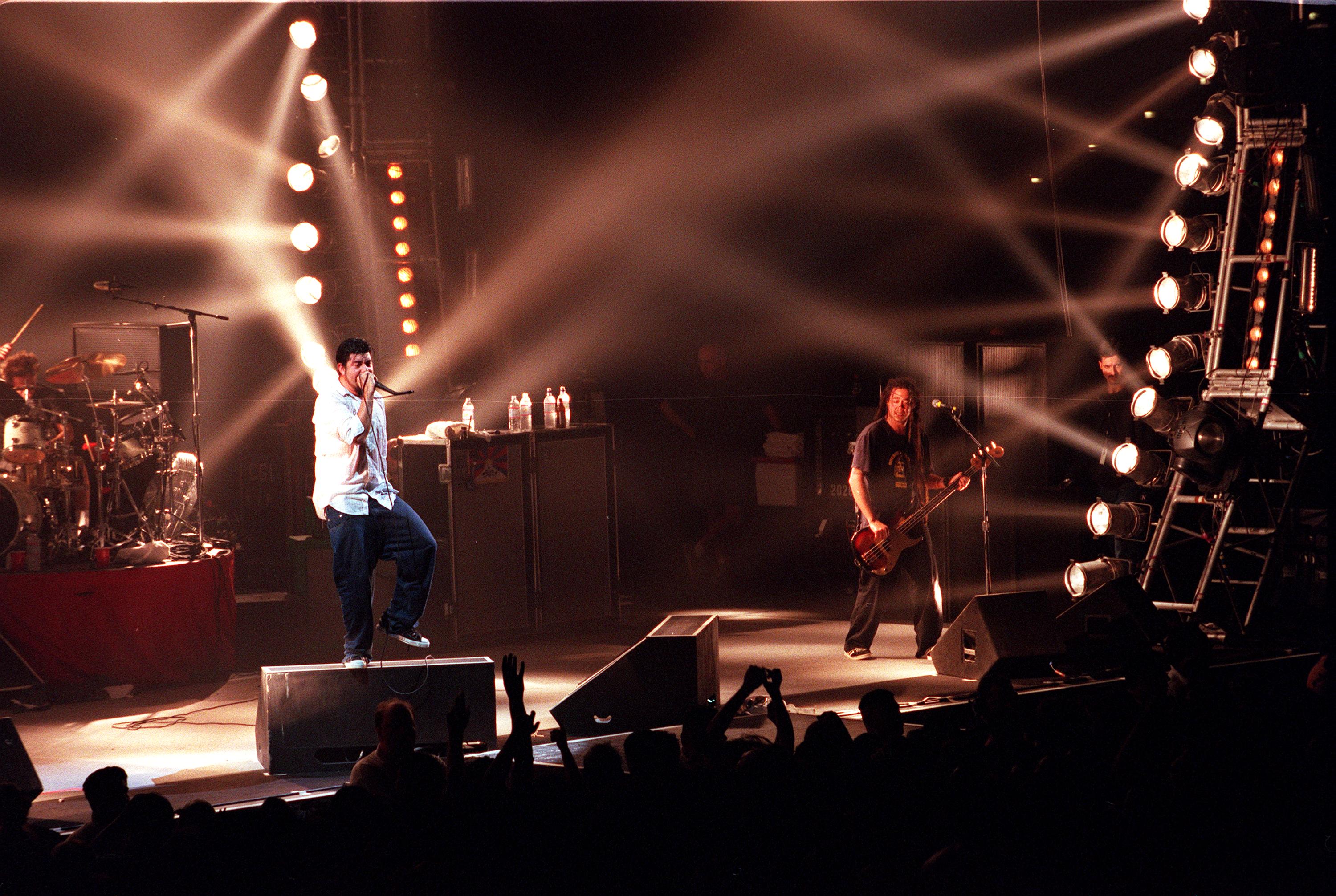Deftones on stage in 2000