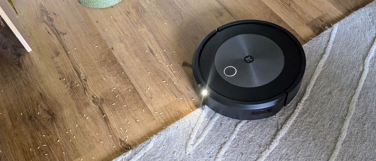 iRobot Roomba Combo j5+ picking up rice