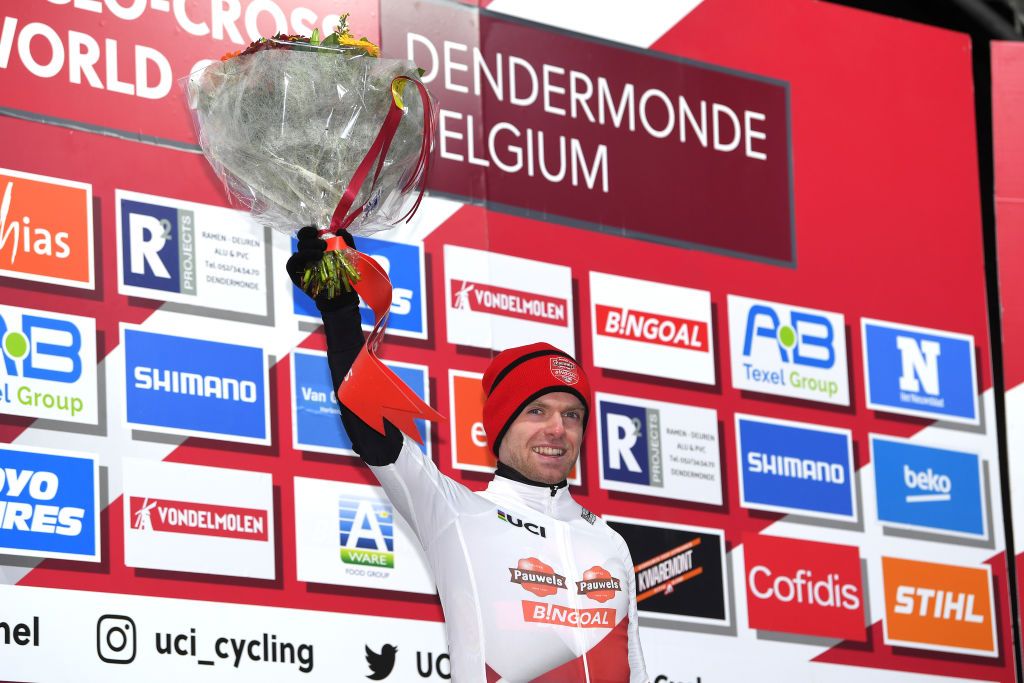 DENDERMONDE BELGIUM DECEMBER 26 White UCI CycloCross Worldcup Leader Jersey winner Eli Iserbyt of Belgium and Team Pauwels Sauzen Bingoal poses on the podium after the 2nd Dendermonde UCI CycloCross Worldcup 2021 Mens Elite CXWorldCup UCIcyclocrossWC on December 26 2021 in Dendermonde Belgium Photo by Luc ClaessenGetty Images