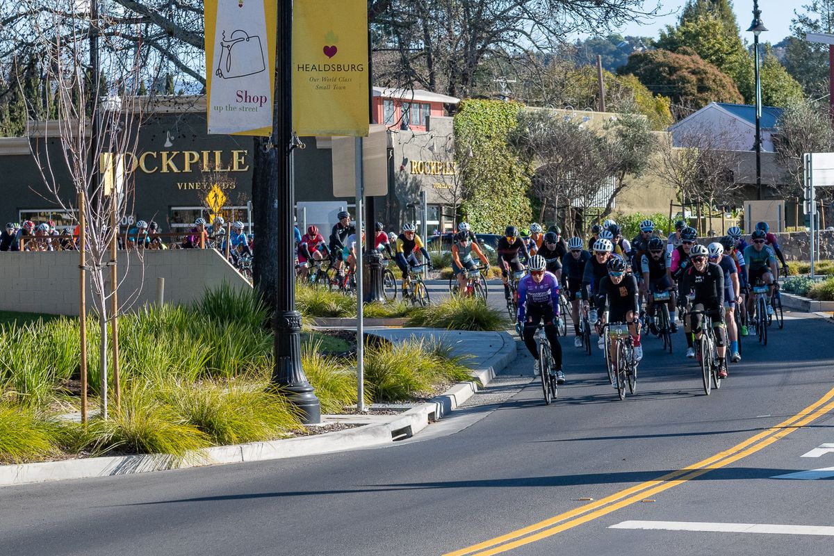 The peloton rolls out for the start