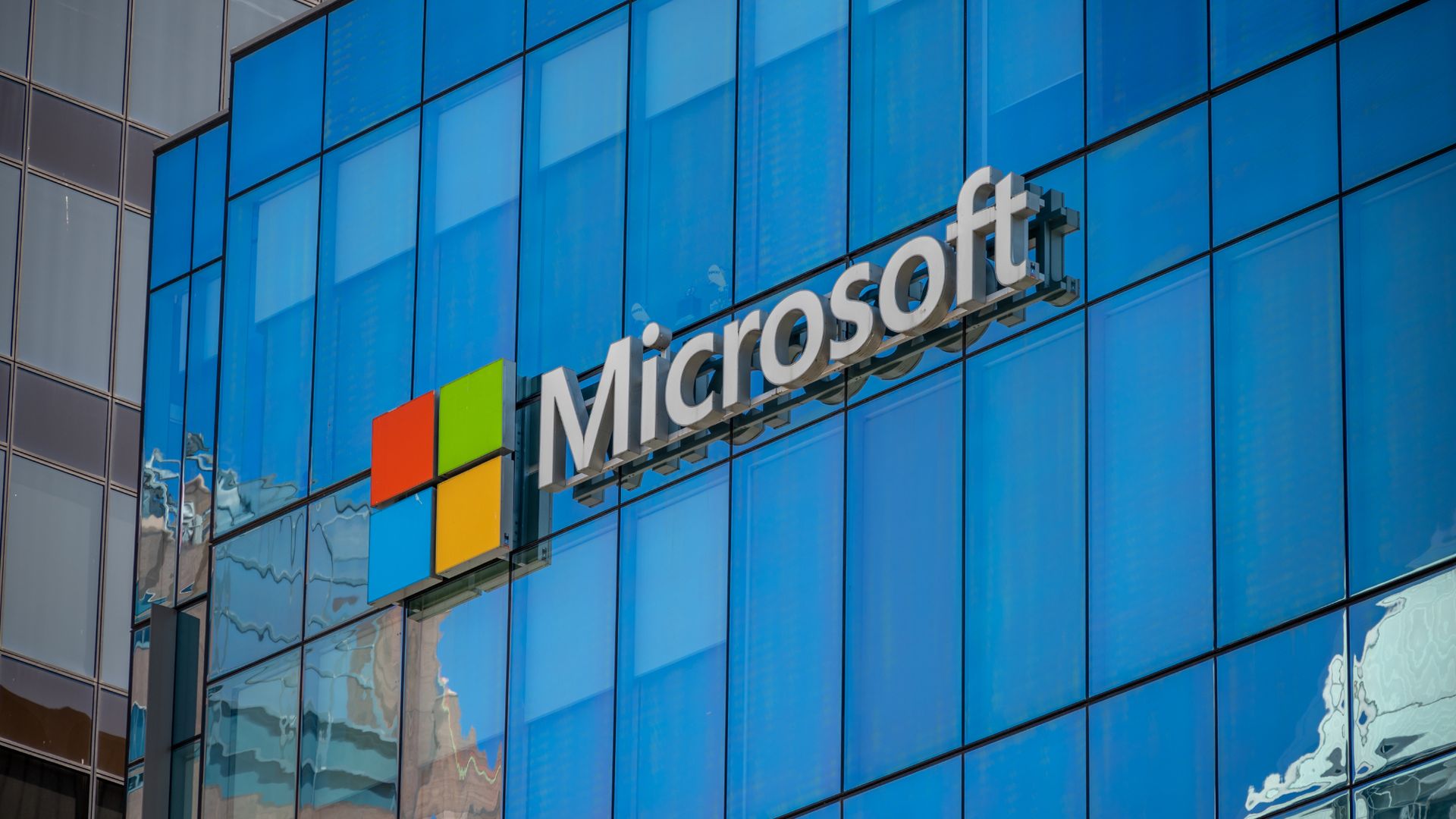 Нидерланды переходят на NixOS из-за санкций США и ухода Microsoft Логотип и интерфейс операционной системы NixOS
