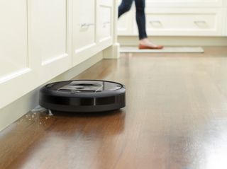 iRobot Roomba i7+ putsaa lattialla olevia roskia