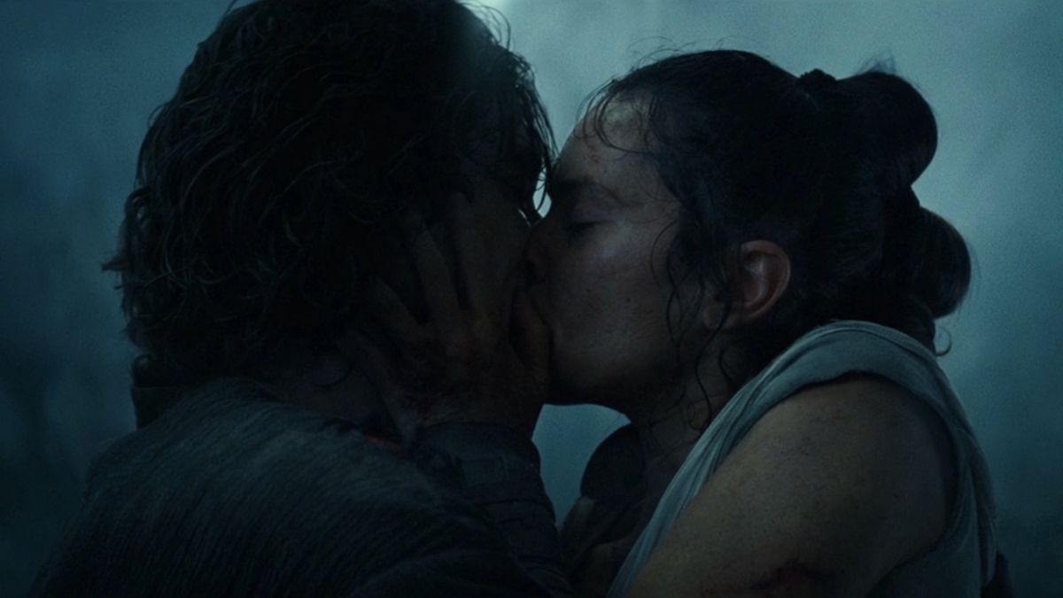 Rey and Ben Solo kissing in Star Wars: The Rise of Skywalker