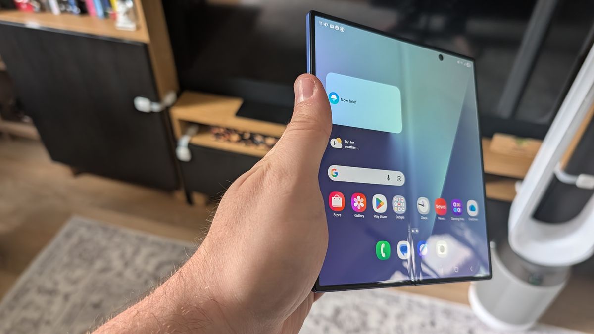 Samsung Galaxy Z Fold 8 و Z Fold 7 کنار هم برای نشان دادن چین و چروک های صفحه نمایش