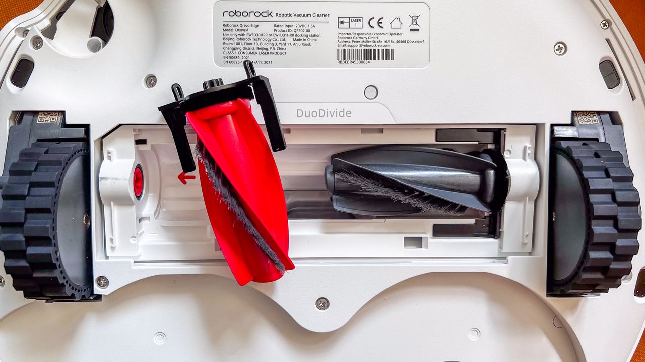 The split central brush in the Roborock Qrevo Edge robot