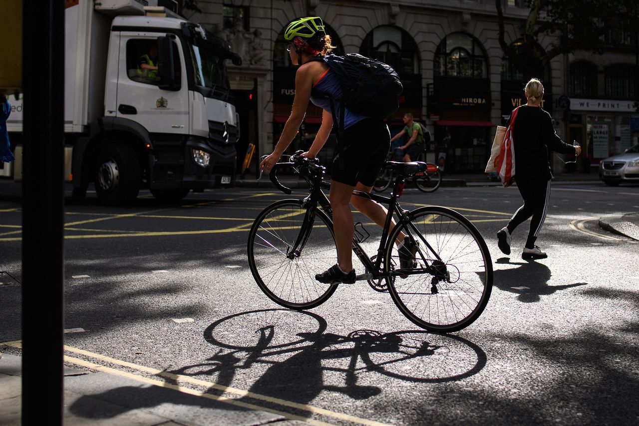 A cyclist negotiates London&#039;s streets