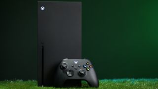 La Xbox Series X y el mando de la Xbox sobre fondo verde