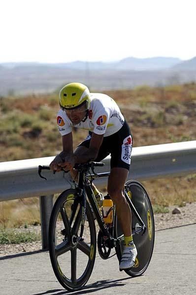 Leonardo Piepoli (Saunier Duval-Prodir) en route to the mountains, which he prefers to the time trialing.