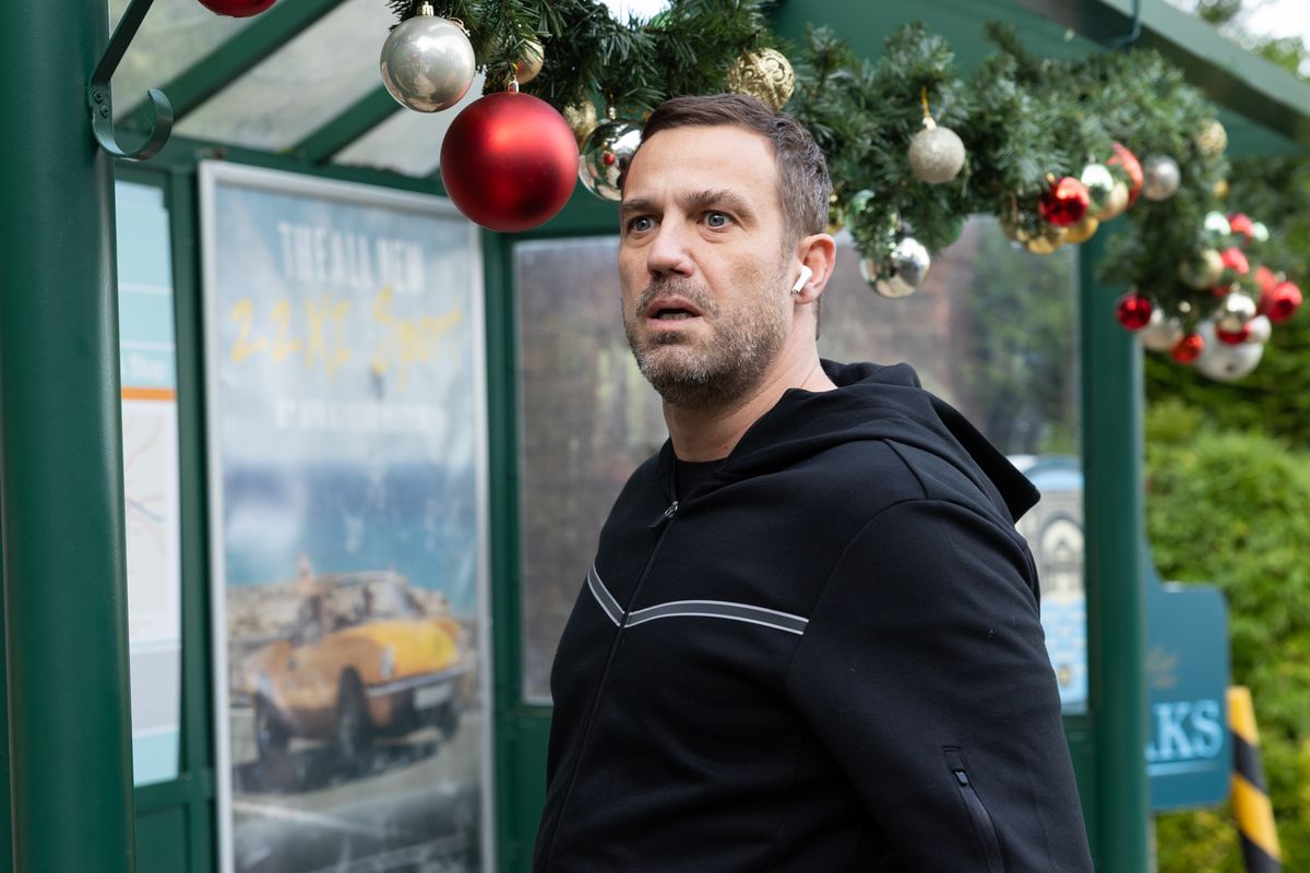 Warren tries to win Mercedes over in Hollyoaks 