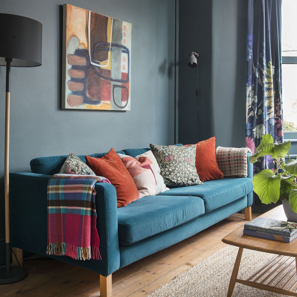 Styling experts share their insider tricks for arranging sofa cushions ...