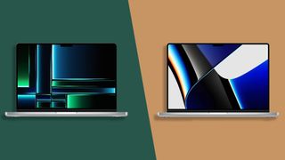 Un Apple MacBook Pro 14 pouces 2023 et un Apple MacBook Pro 14 pouces 2021 sur un fond bicolore vert et beige.